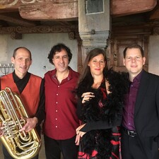 Federboa und Zylinder 